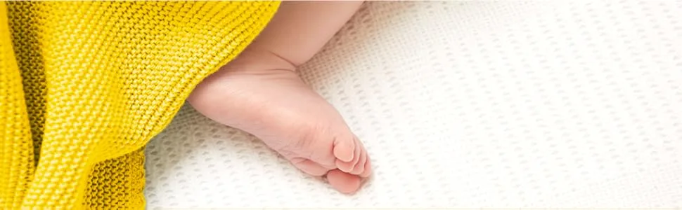 Medela Safe & Dry Ultra Thin Disposable Nursing Pads 60 Count Breast Pads for Breastfeeding Leakproof Design Slender and Contoured for Optimal Fit and Discretion - product information 1