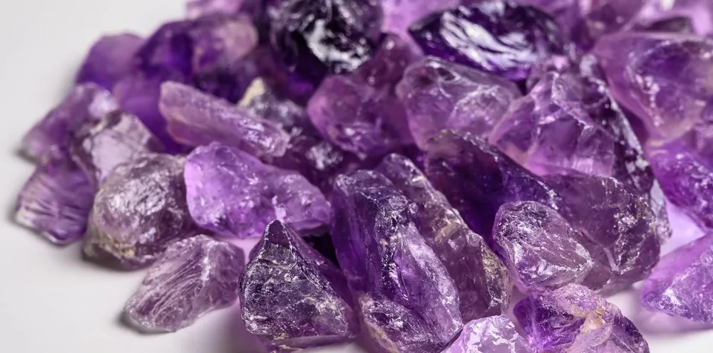 Water stones Premium basic mixture |Base mixture gem water |100% natural raw stones |Amethyst + rose quartz + mountain crystal 300g source of life plus - Amethyst Rohsteine auf weißem Untergrund