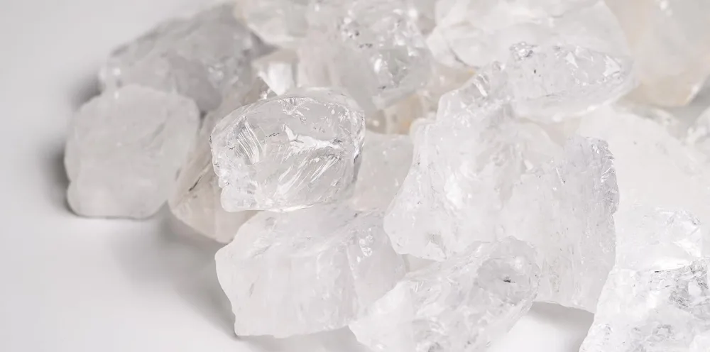 Water stones Premium basic mixture |Base mixture gem water |100% natural raw stones |Amethyst + rose quartz + mountain crystal 300g source of life plus - Bergkristall Rohsteine liegen auf einem weißen Untergrund