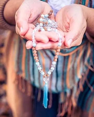 Water stones Premium basic mixture |Base mixture gem water |100% natural raw stones |Amethyst + rose quartz + mountain crystal 300g source of life plus - Mala Kette in den Händen einer Frau