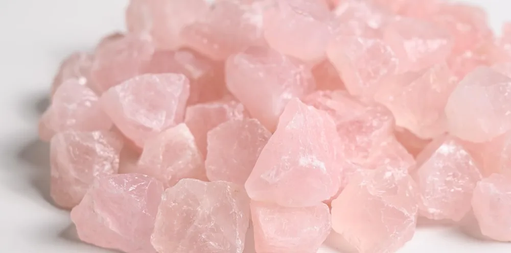 Water stones Premium basic mixture |Base mixture gem water |100% natural raw stones |Amethyst + rose quartz + mountain crystal 300g source of life plus - Rosenquarz Rohsteine liegen auf weißem Untergrund