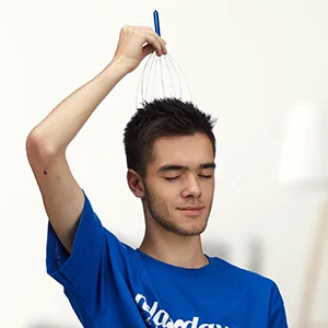 Relaxdays head massager 12 arms with knobs massager for the head head massager head scratcher metal gold - Kopfkrauler