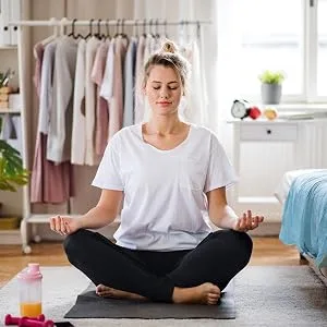 Sovita vitamin e capsules - frau yoga meditieren zimmer