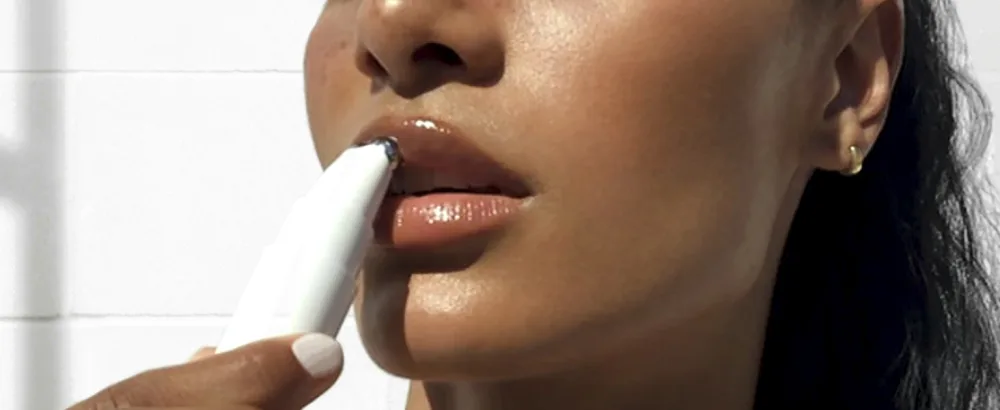 NuFACE FIX Serum - NuFACE FIX Device Flicking Lip
