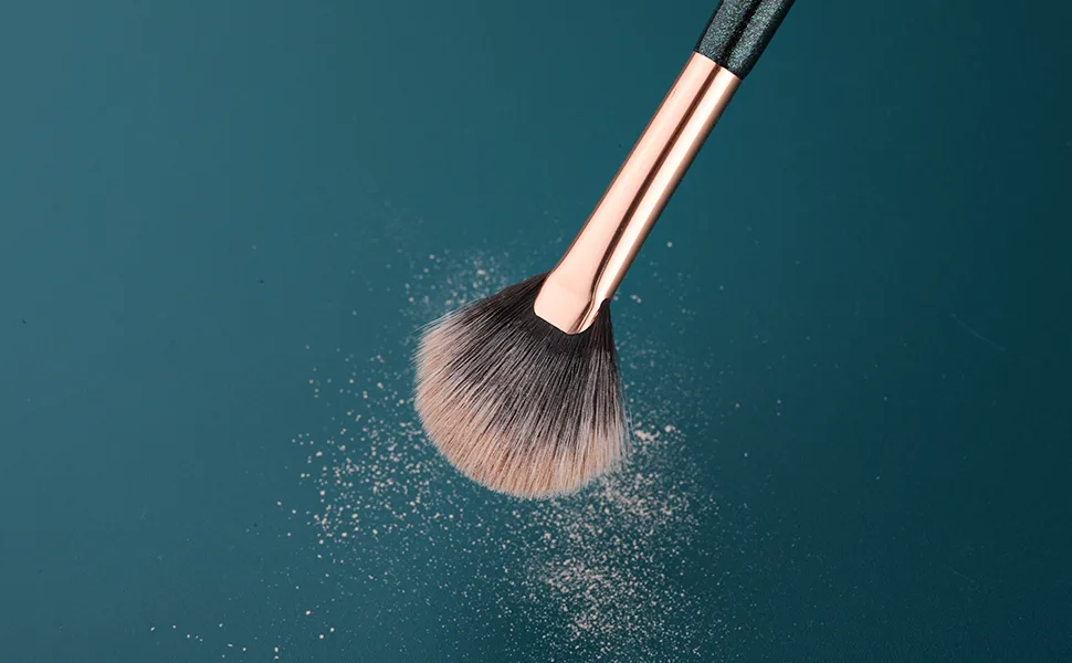 Fan Brushes,Highlighting Make Up Brushes, Soft Makeup Brush Cosmetic Applicator Tools for Face Highlighting,Buffing and Blending with Powder Blush Cream Cosmetics Blusher Highlighter Applicator Eyeshadow Brush Fan-5pcs - good use for powder makeup