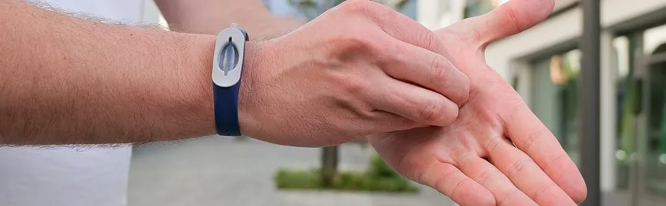 Cleanbrace disinfection bracelet 5-pack (all-black) | Hand disinfection for on the go | including refill - Anwendung Cleanbrace