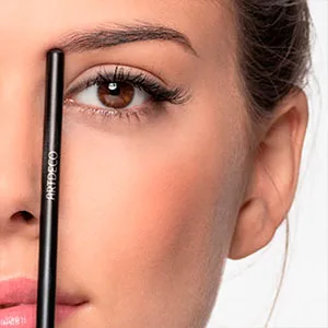Artdeco Brow Styler Refill - waterproof eyebrow powder cartridge for the Brow Styler Apllicator refill - 1 x 0.8 g 18 - espresso - Stiel eines Stifts an der Einkerbung des Nasenflügels