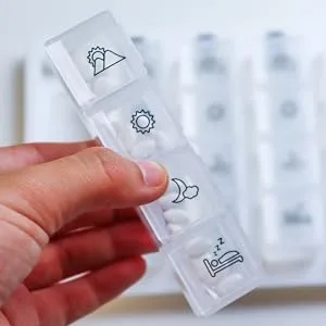 Pepe - Tablet Box 7 days 4 compartments tablet box weekly dispenser weekly pill box medication box storage medication doser weekdays tablet box stainless steel. - Tablettenbox 7 Tage 4 FächeR Wochendispenser Wöchentlicher Pillendose Medikamentenbox Aufbewahrung