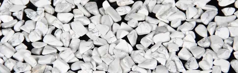 Orienttrea 500 grams howlite drum stones mini howlite gemstones charging stones granulate/mini chips howlite healing stones packed in a gift box (Howlite) - Howlith-Chips