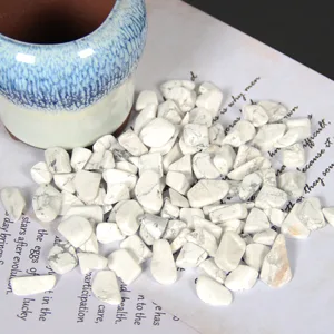 Orienttrea 500 grams howlite drum stones mini howlite gemstones charging stones granulate/mini chips howlite healing stones packed in a gift box (Howlite) - Howlith-Chips