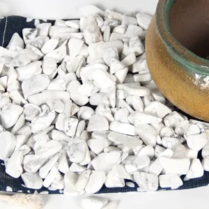 Orienttrea 500 grams howlite drum stones mini howlite gemstones charging stones granulate/mini chips howlite healing stones packed in a gift box (Howlite) - Howlith-Chips