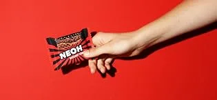 Neoh zero sugar raspberry crunch bar |Keto-friendly & low carb |114 Kcal & 1G sugar |6g protein |The healthy alternative to conventional sweets12 Pack Raspberry 12 pieces (1 Pack) - Hand hält eine Waffel von NEOH
