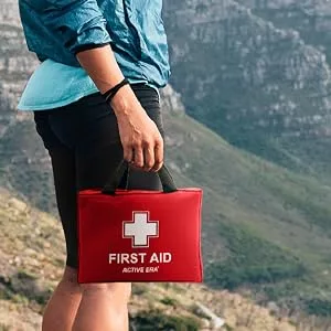 First aid set - 90 -part premium first aid set - contains cooling packs eye rinsing rescue blanket for at home office or car - red - erste hilfe