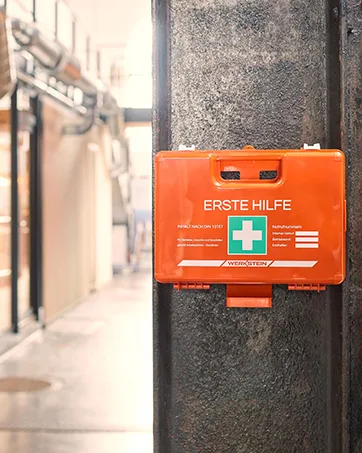 3x first aid box with content according to new DIN 13157: 2021 I dressing box including practical wall bracket 5x sticker & plombe i First aid suitcase for companies facilities & at home - verbandskasten erste hilfe kasten erste hilfe set zuhause notfallkoffer werkstein din 13157