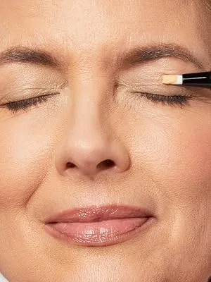 LAURA GELLER NEW YORK Waterproof Eye Spackle Eyeshadow Primer, Fair/Light Original - Model Application