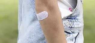 Hansaplast sensitive plasters (20 strips) skin -friendly and hypoallergenic wound plaster with Bacteria Shield & Safe adhesive power painless plasters 20 pieces (1 Pack) light - hansaplast
