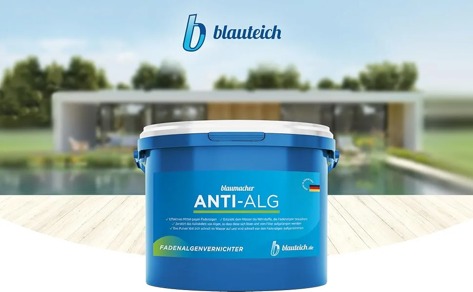 Blauteich Blaumacher Anti -Alg thread algae destroyer - algae remover for garden pond - algae shredders and effective pond care against thread algae in the pond (2 kg) - Eimer Anti-Alg vor Haus mit Teich