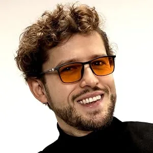 Blue light filter glasses - Classic Orange | Night style | Computer glasses - classic orange blue light glasses male model