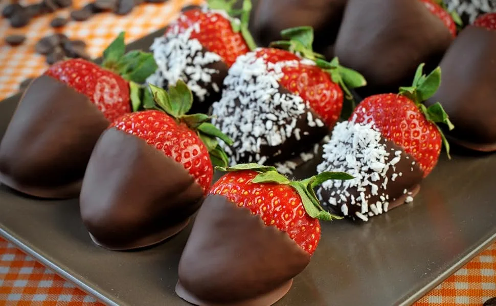 Chocolate ice cap to refine delicious ice cream desserts drinks chocolates cakes and much more.Easy and quick application.Content 250 g - Leckere Erdbeeren
