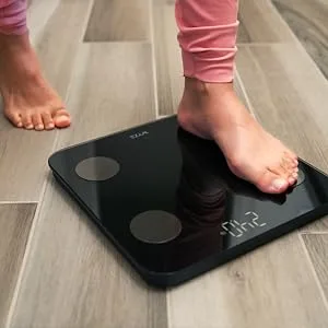 Wyze Scale for Body Weight, Digital Bathroom Scale for Body Fat, BMI, and Weight Loss, Body Composition Analyzer with App sync with Bluetooth, 400 lb, Black - Easy to set up