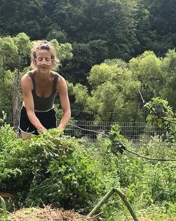 Common Cold Blend - Kara harvesting apple mint
