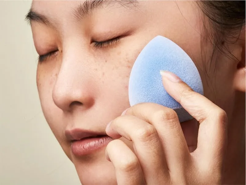 JUNO & Co. Microfiber Makeup Sponge Dual Layer Technology for Full Coverage Flawless Makeup Blender for Foundation Powder and Cream (Velvet Style and Blue Color) - STEP 4