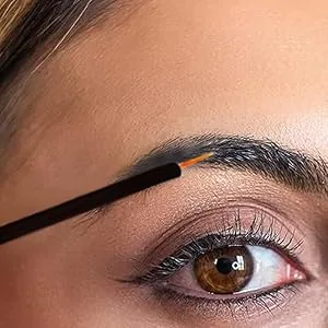 Eyebrow Growth Enhancing Serum - Close-up on eyebrow
