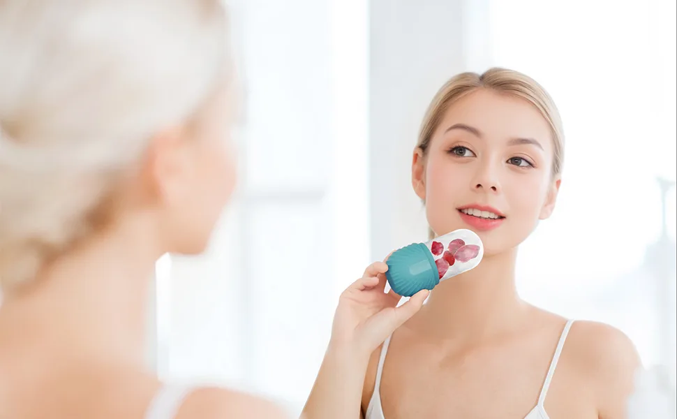 Ice Roller for Face Silicone Ice Face Roller Cube Design for Facial Beauty and Skin Care Brightens and Enhances Natural Glow Blue - Ice Roller for Face and Eye