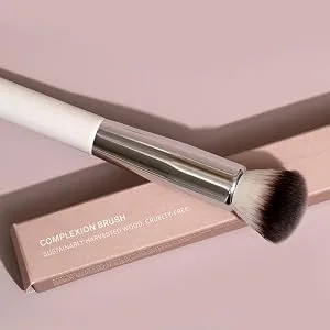ILIA - Complexion Brush | Non-Toxic Vegan Cruelty-Free Multi-Use Brush With White Wood Handle + Soft Synthetic Bristles - COMPLEXION 2