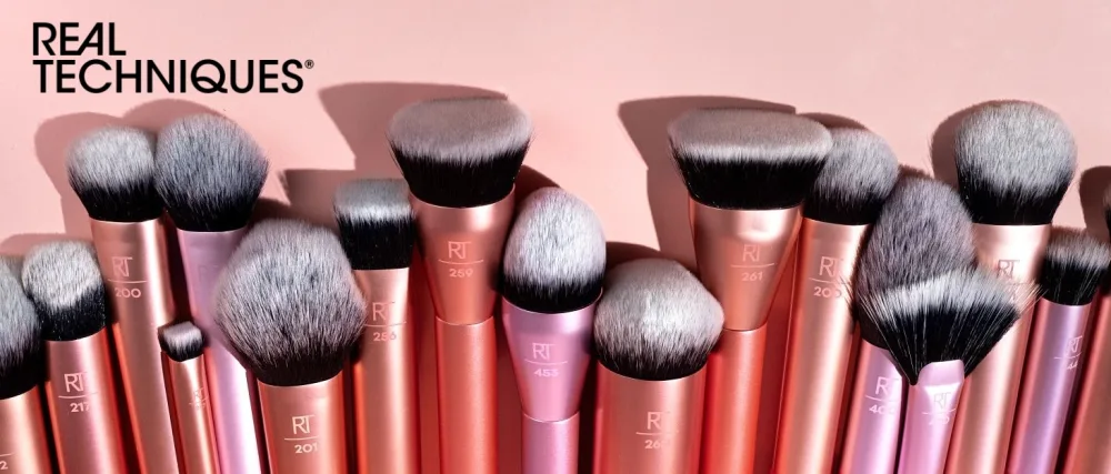 Real Techniques Sleigh The Night Mini Brush + Sponge 4 Piece Holiday Gift Set Sleigh the Night 4 Piece Set - product information 1