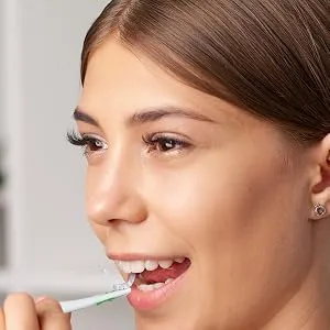 VeriFlosser - Refill Size M - Swivel Head Flosser Replacement Pack New by VeriFresh 20 Floss Heads - Woman using flosser