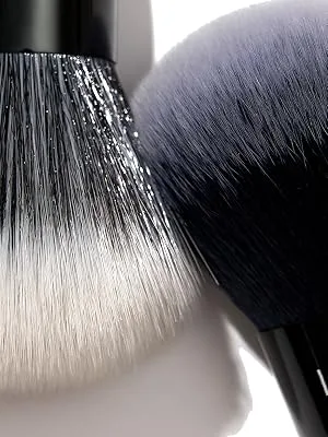 LAURA GELLER NEW YORK Retractable Black Kabuki Brush for Liquid, Cream and Powder Face Makeup With Aluminum Handle - Brushes Macro Shot