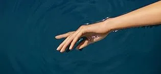 Kneipp Heat Balm with Arnica 100 ml - Kneipp floating hand bathing experience