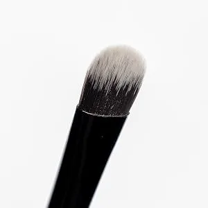 Brushworks No. 18 Flat Eye Brush - Brushworks No. 18 Flat Eye Brush