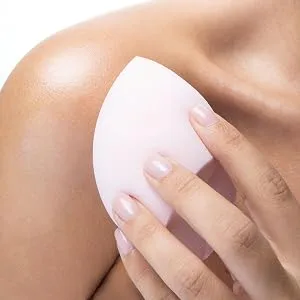 Brushworks Body Blender Sponge - Model image with brushworks body blender sponge