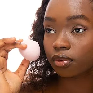 Brushworks Blending Drops Duo Pink - Model image with brushworks blending sponge