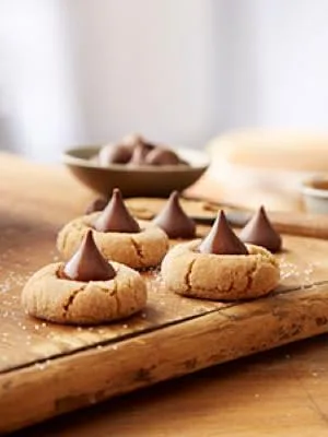Hershey Dark Chocolate Lovers Dark Chocolate Assortment Snack Size Candy, Individually Wrapped, 32.89 oz Bulk Party Pack - peanut butter chocolate cookies