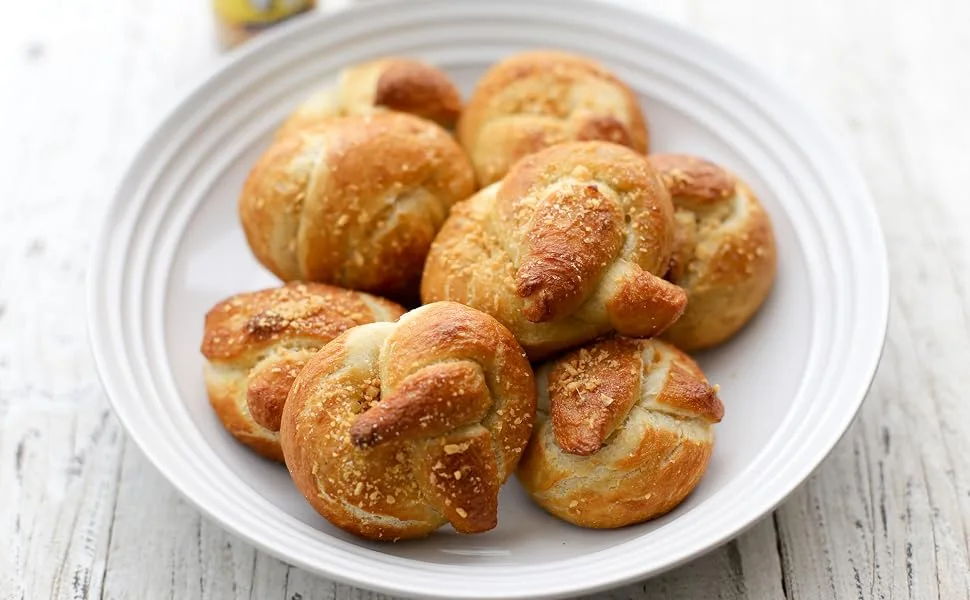 Garlic Gold USDA Certified Organic Extra Virgin Olive Oil Infused with Garlic, Low FODMAP,(8.44 fl oz) - Garlic Pretzel Knots