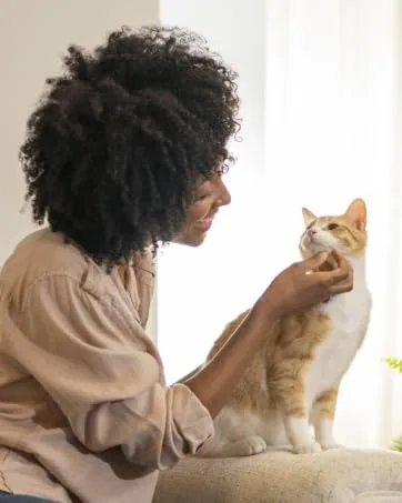 PetSafe Wireless Containment System Secure 2 023 Square metre Boundary for an Unlimited Number of Dogs Wireless Fence Kit - Woman bonding with her cat