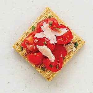 Triscuit Roasted Garlic 200g with TRISCUIT Thin Crisps Parmesan Garlic Crackers 200 g - TRISCUIT Tomato & Parmesan Toppers