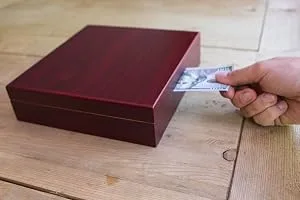 Cherry Finish Spanish Cedar Humidor with Magnet Seal and Humidifier Gel Cherry Analog - product information 4