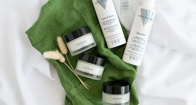 Aqua-gel facial scrub from Valquer Laboratories. With bamboo granules. Moisturizing anti-aging antioxidant and purifying. All skin types - 200 ml - 12173