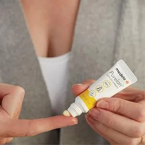 Medela Purelan 7g Lanolin Cream Fast Relief for Sore and Dry Skin 100% Natural Hypoallergenic  - Texture