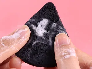 Foonbe Powder Puff Triangle Makeup Puffs for Loose Setting Powder Face Body, Soft Plush Powder Puff, Powder Puffs For Face Powder, Makeup Foundation Puff Makeup Tool (Black) - Gently press and rub it until foaming