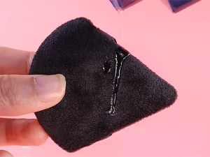 Foonbe Powder Puff Triangle Makeup Puffs for Loose Setting Powder Face Body, Soft Plush Powder Puff, Powder Puffs For Face Powder, Makeup Foundation Puff Makeup Tool (Black) - Wet the puff with warm water