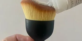 Multi-Use SunScreen Facial Cream Application Brush Soft Full Coverage Applicator With Protective Case - Sunscreen application made easy