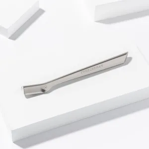 Tweezerman Eyebrow Razor with 3 Replacement Blades and Safety Cap Eyebrow Razor Set - image