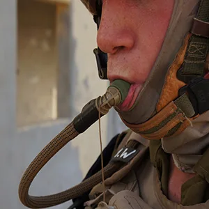 SOURCE Outdoor Helix Valve Kit - High-Flow Helix Bite Valve For Full Flow with Just a Soft Bite - Easy connection via QMT Quick Connect Mechanism - Dirt Shield Protects from Dust and Pollution, Coyote - Source Tactical Helix High-Flow Bite Valve
