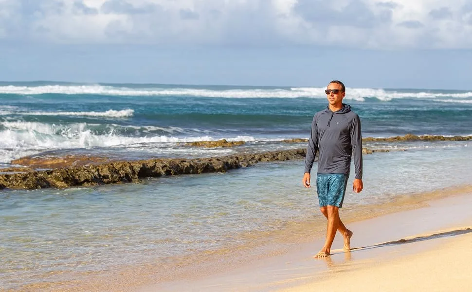 O'Neill Wetsuits Men's O'Neill Basic Skins UPF 50+ Long Sleeve Sun Shirt Medium Pacific - Man walking on the beach wearing o