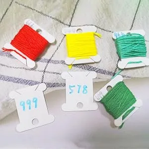 300 Pieces Plastic Floss Bobbins for Cross Cotton Thread Craft DIY Sewing Storage, Thread Organizer Holder, Embroidery Thread Cards Cross Stitch Bobbin, White - can be remark